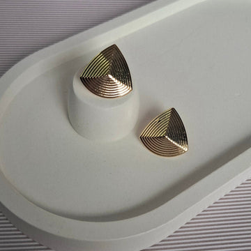 Brinco Triângulo Riscado 20mm Folheado a Ouro 18K - OURO