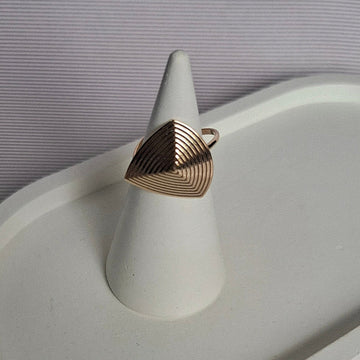 Anel Regulável Triângulo Riscado Folheado a Ouro 18K – OURO