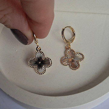 Brinco Argola Click Flor 15mm Folheado a Ouro 18K - OURO