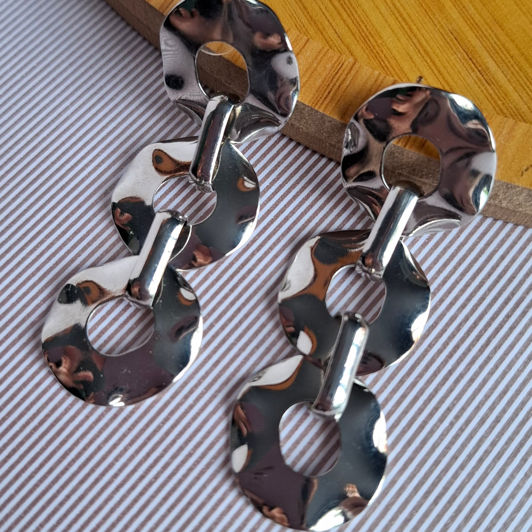 Brinco Círculos Martelados Orgânicos Vazado Folheado a Prata - PRATA
