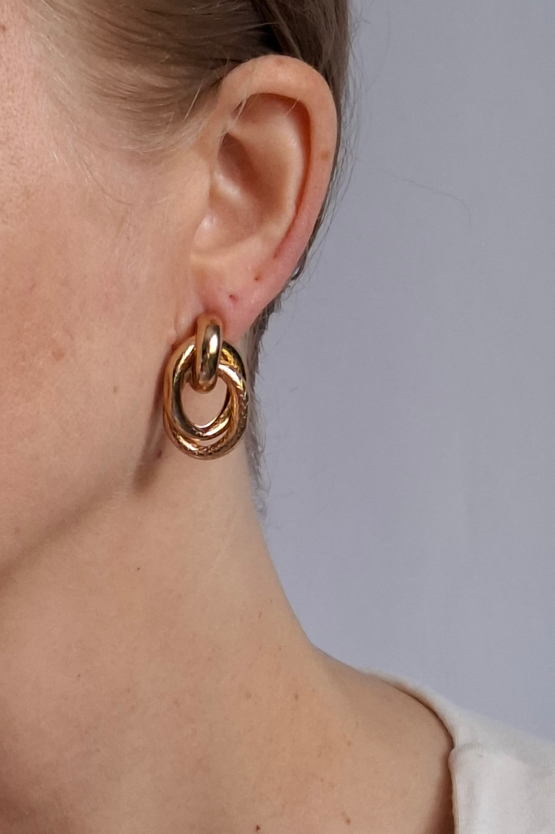 Brinco Oval Nó Trabalhado Folheado a Ouro 18K - OURO