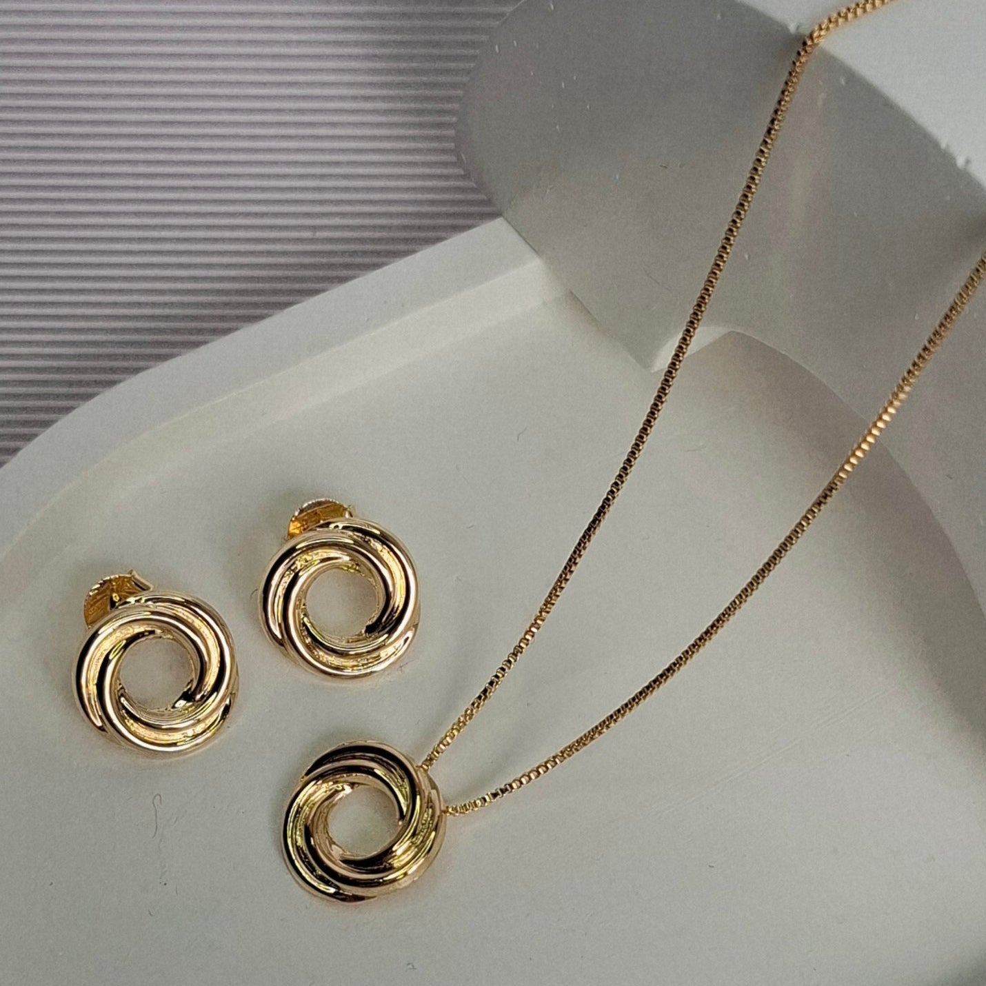 Conjunto Colar e Brinco Ninho Folheado a Ouro 18K – OURO