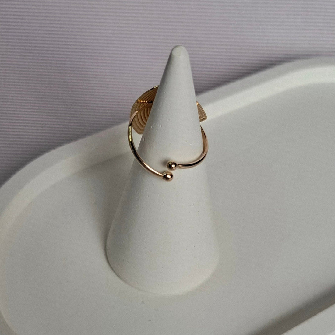 Anel Regulável Triângulo Riscado Folheado a Ouro 18K – OURO