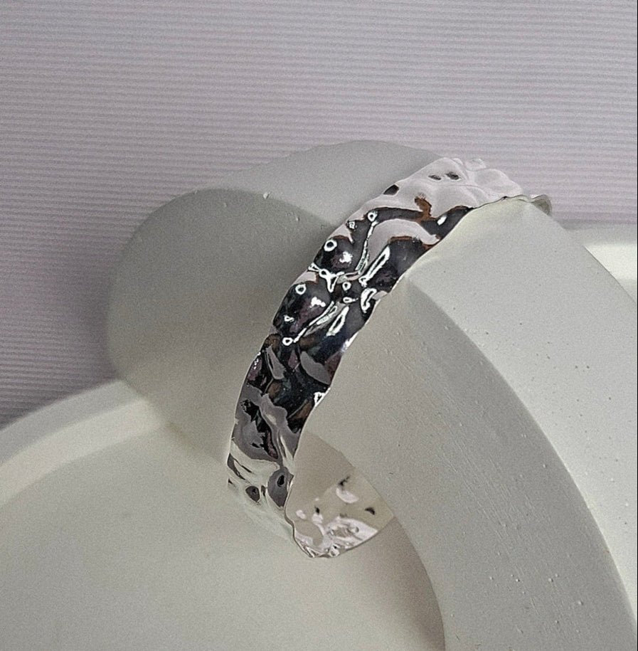 Pulseira Bracelete Amassado Folheado a Prata – PRATA