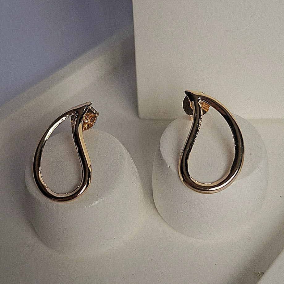 Brinco Gota Vazada Folheado a Ouro 18K - OURO
