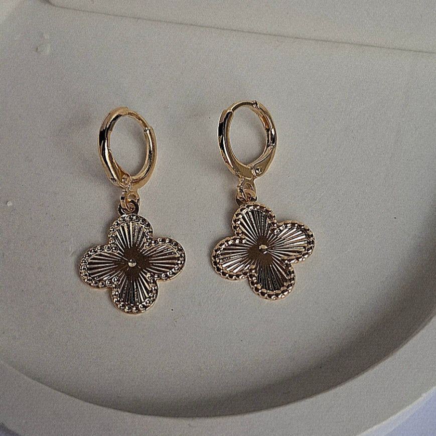 Brinco Argola Click Flor 15mm Folheado a Ouro 18K - OURO