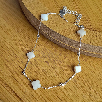 Pulseira Madre Pérola Trevo 6mm + Bolinha Folheado a Prata - PRATA