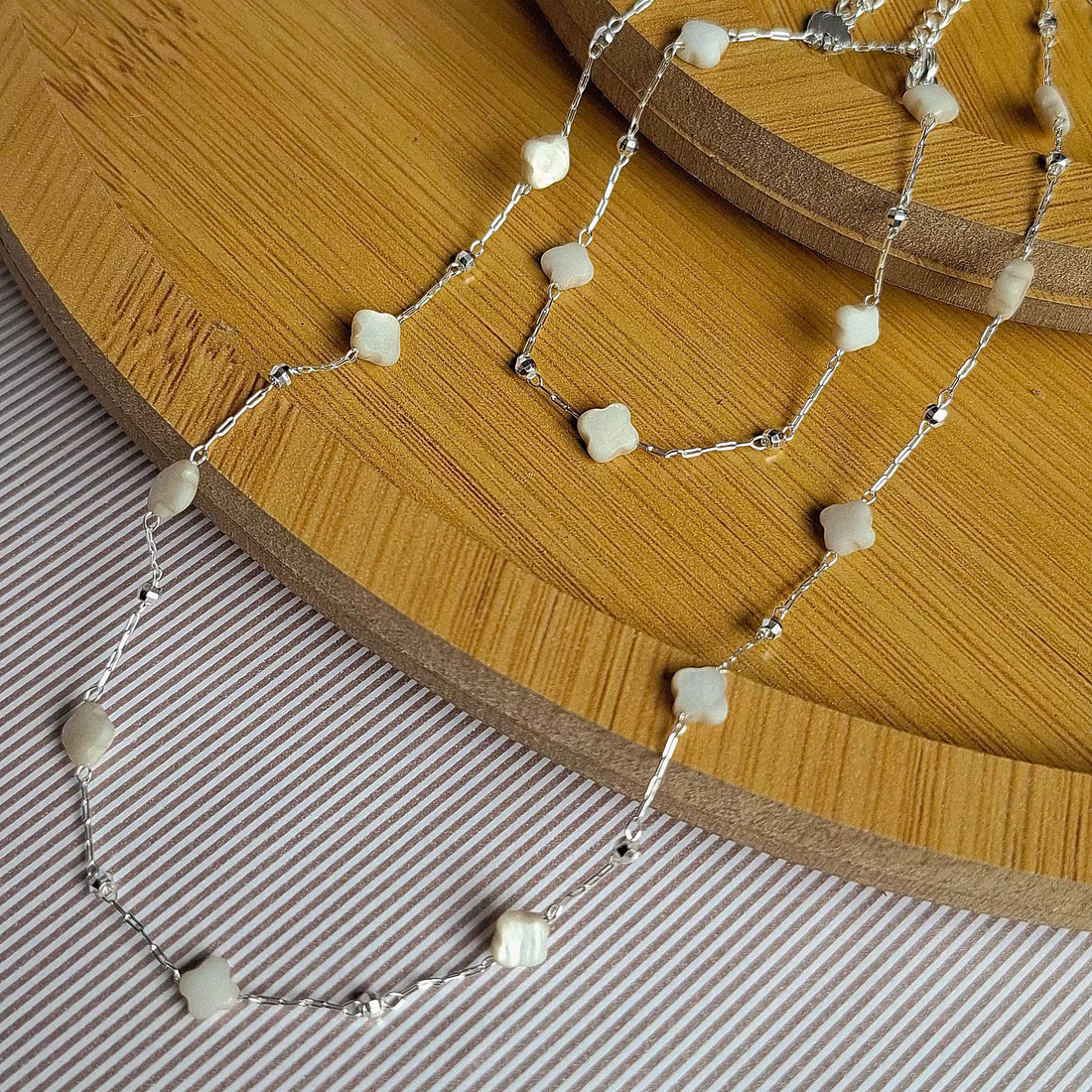 Pulseira Madre Pérola Trevo 6mm + Bolinha Folheado a Prata - PRATA