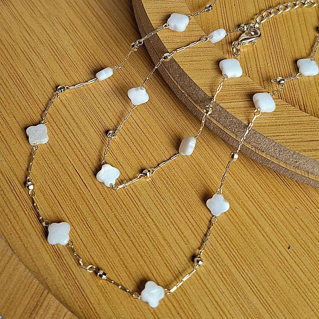 Pulseira Madre Pérola Trevo 6mm + Bolinha Folheado a Ouro 18K - OURO