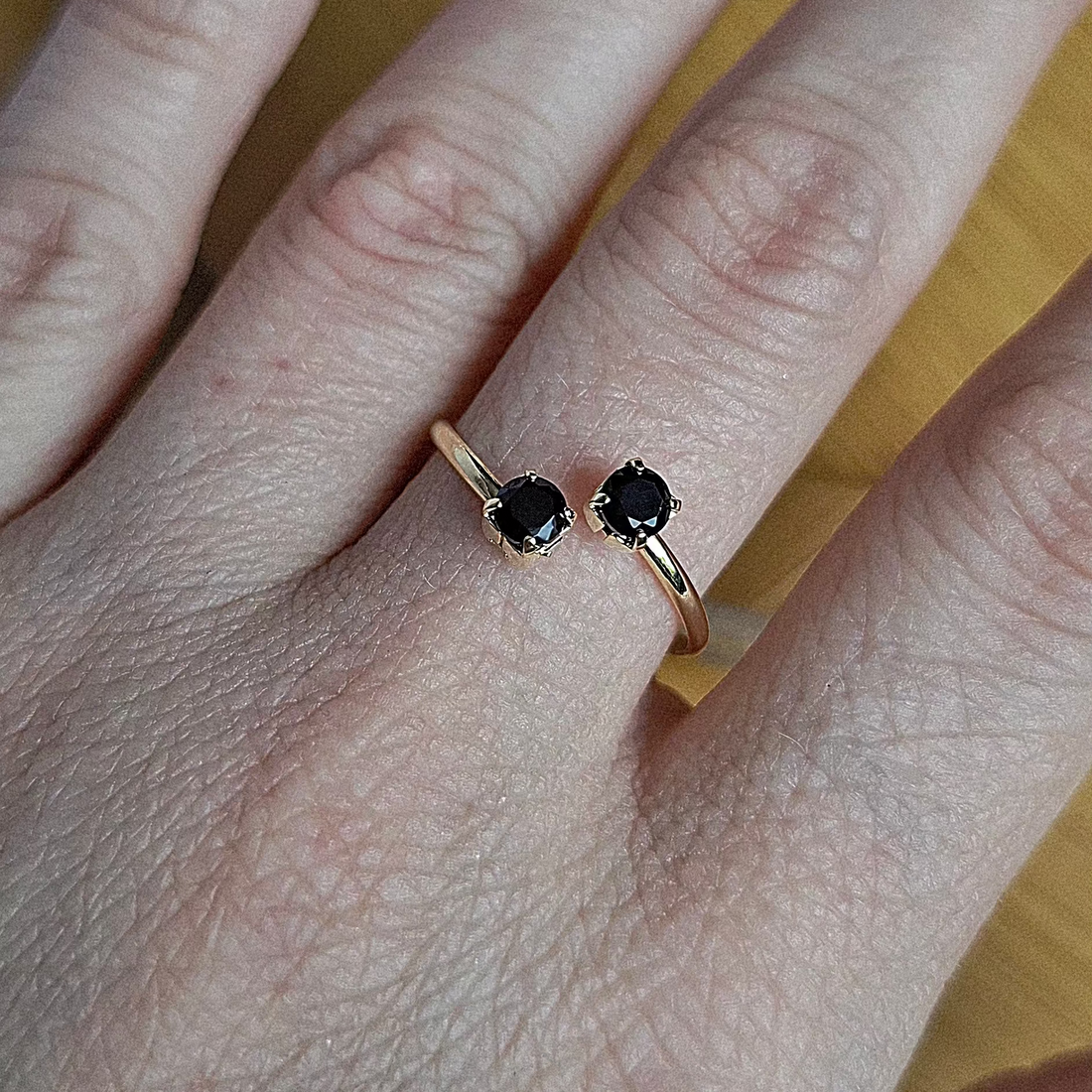 Anel Regulável Zircônias Pretas 3MM Folheado a Ouro 18K - OURO