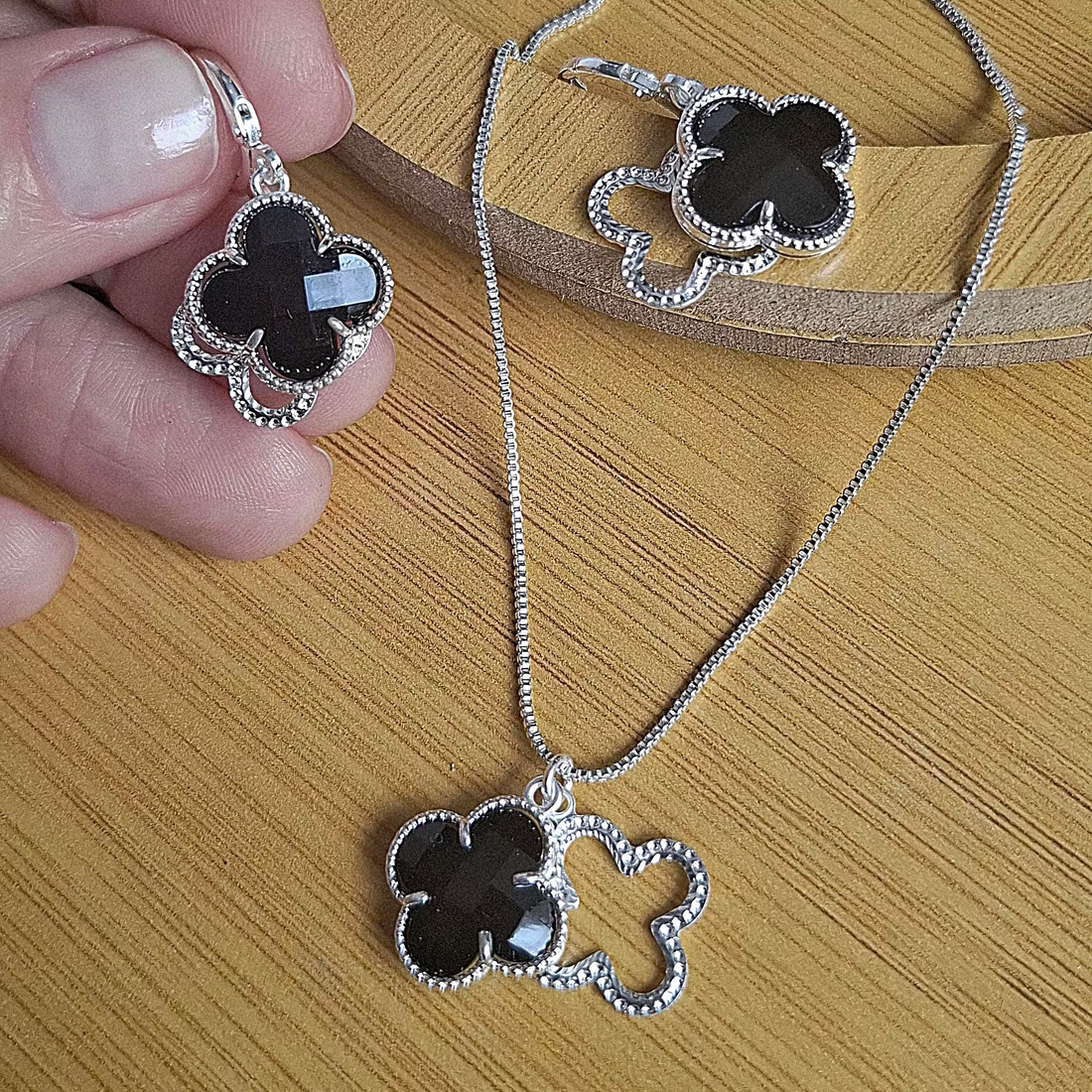 Brinco Argola Click Trevo Preto Folheado a Prata - PRATA