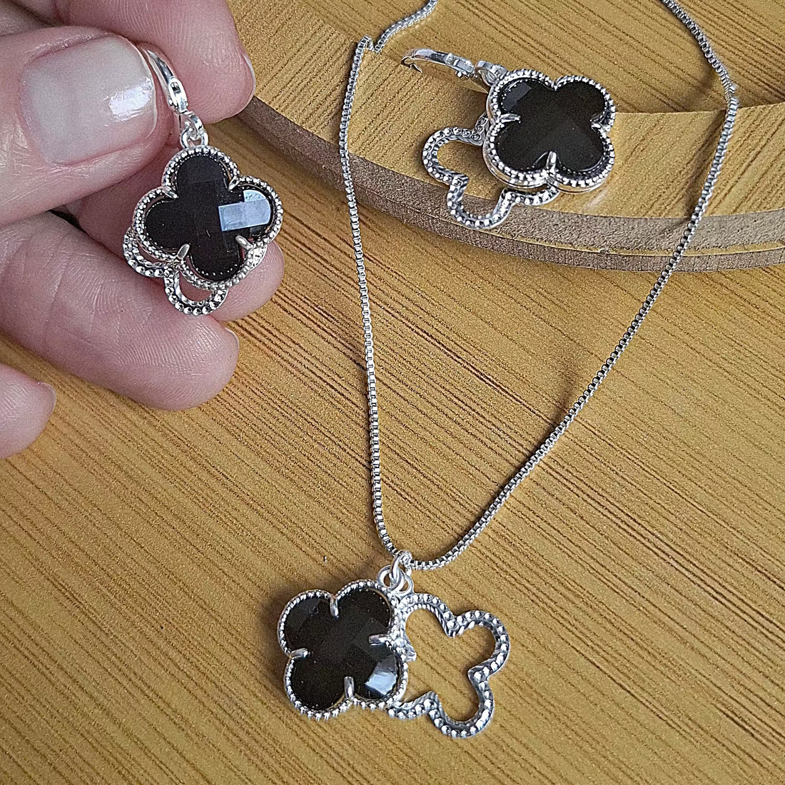 Colar Veneziana Trevo Preto Madre Pérola Folheado a Prata - PRATA