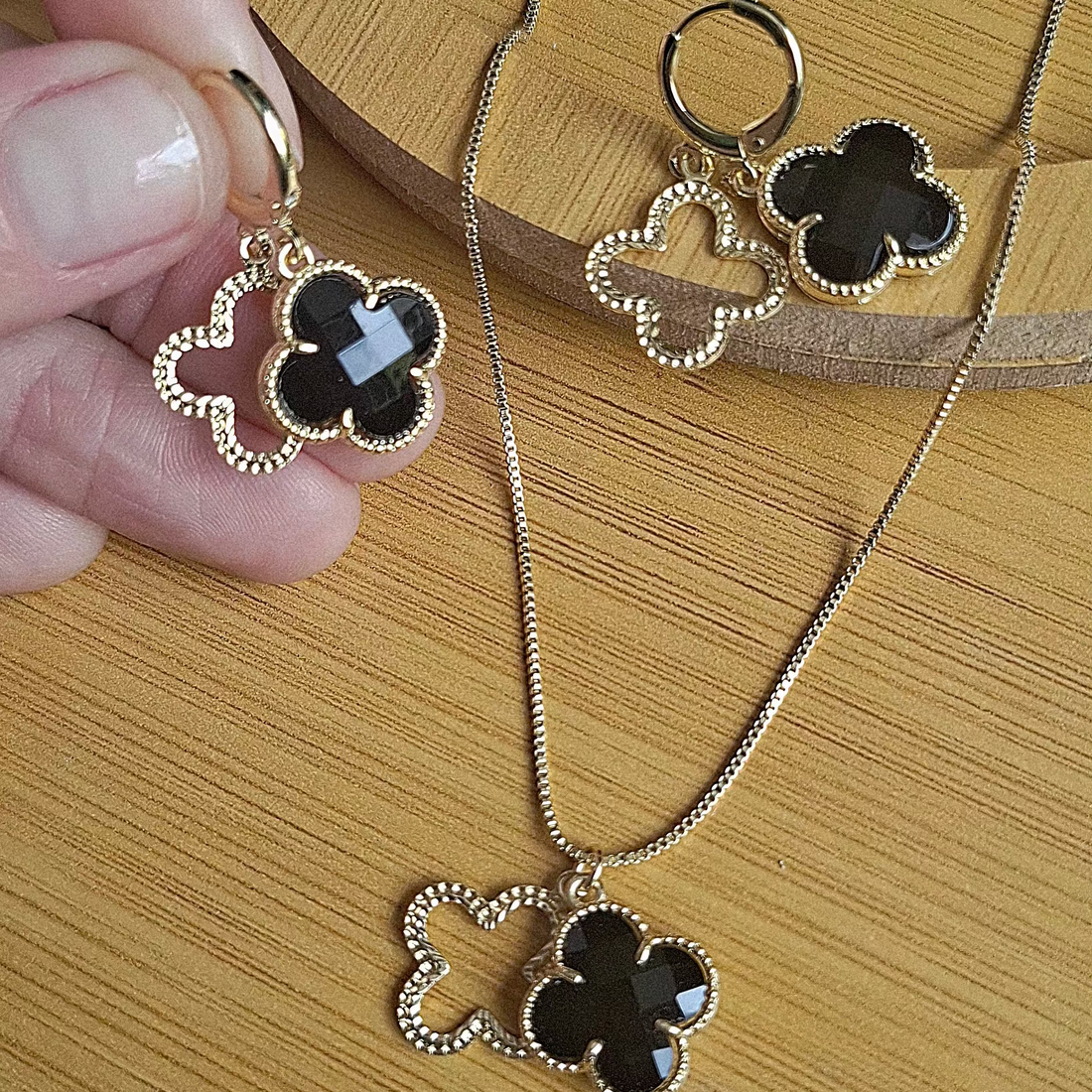 Brinco Argola Click Trevo Preto Folheado a Ouro 18K - OURO