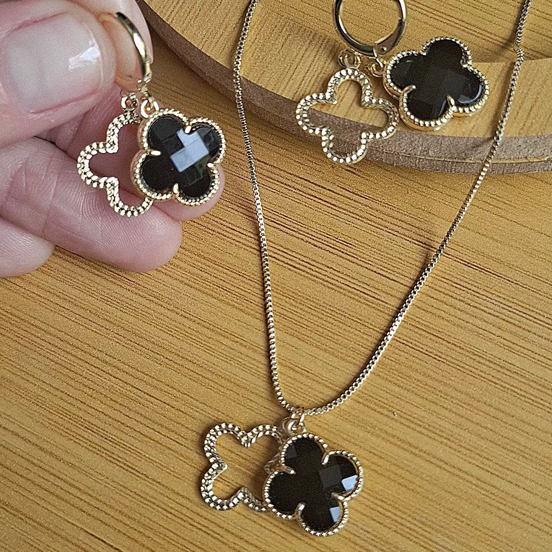 Colar Veneziana Trevo Preto Madre Pérola Folheado a Ouro 18K - OURO