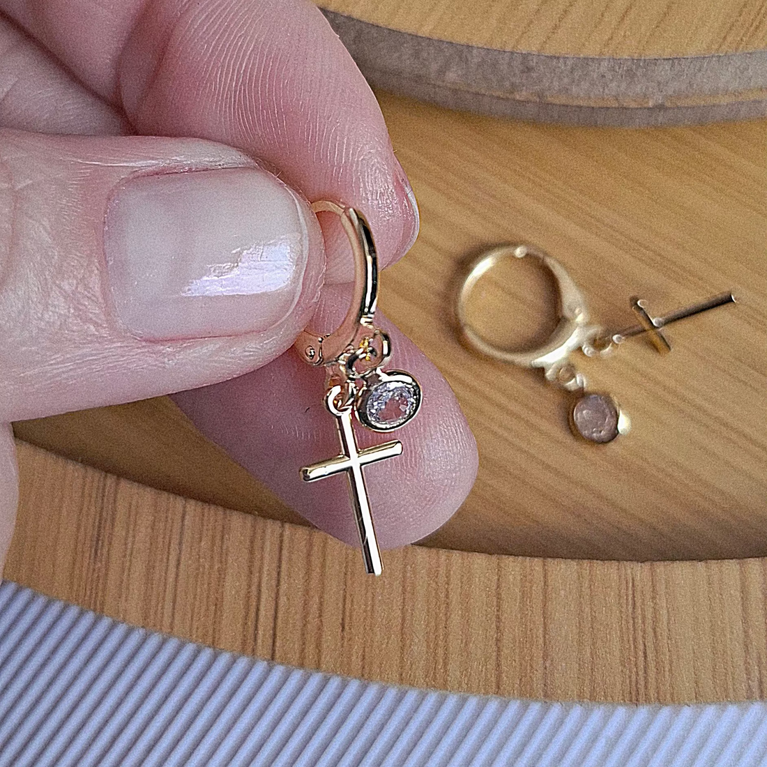 Brinco Argola Click Cruz e Cristal Folheado a Ouro 18K - OURO